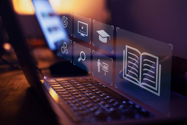 Symbollabbildung für E-Learning, Online-Bildung, Tastatur mit Head-up-Display.